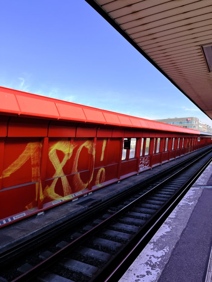 Die rote Metalleinfassung der Station Hammerbrook, in gelb groß aufgesprüht: 180