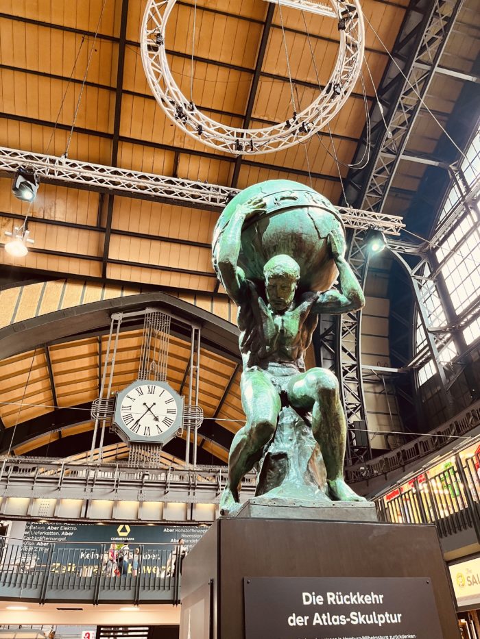 Die Atlas-Skulptur im Hauptbahnhof