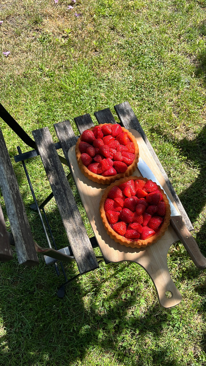 Erdbeertorte im Garten