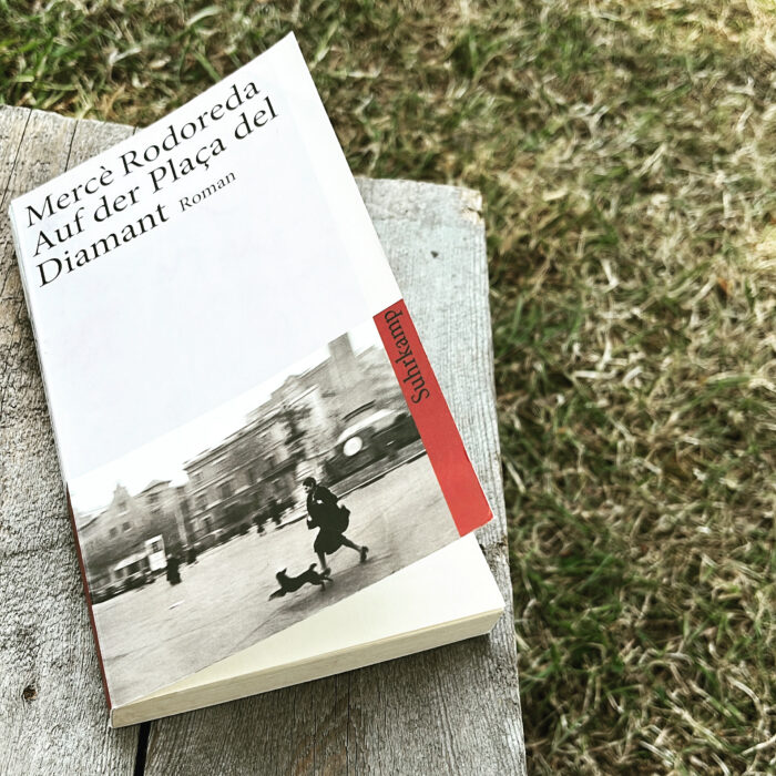 Das Taschenbuch "Auf der Placa del Diamant"