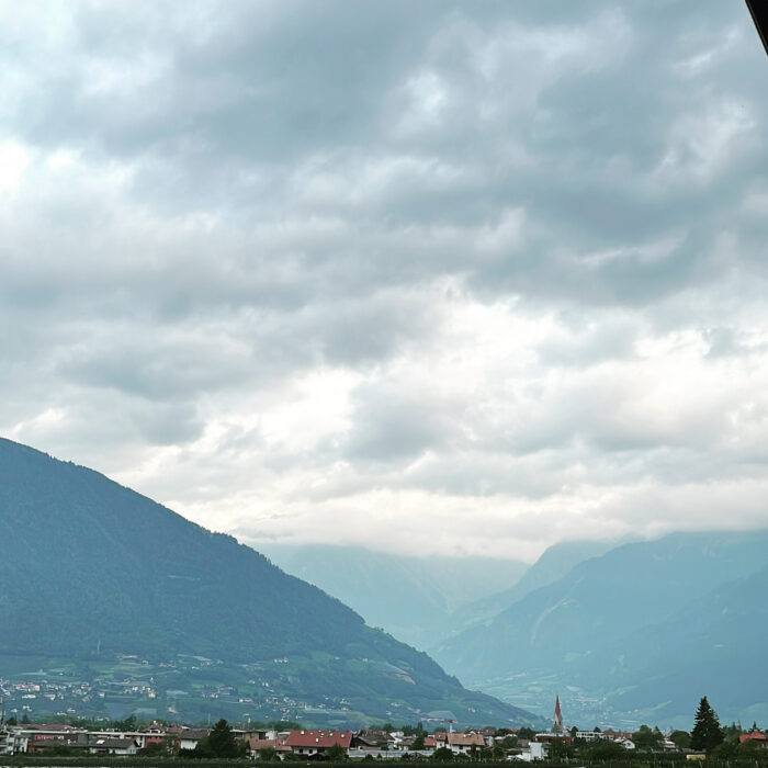 Blick auf die Berge hinter Meran, wolkiger Himmel, es sieht nach Regen aus