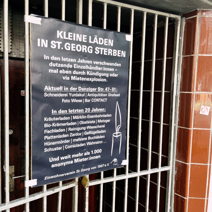 Ein Protestplakat gegen die Vertreibung kleiner Läden in Sankt Georg