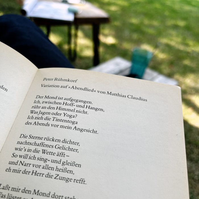 Ein aufgeschlagenes Buch, der Anfang des Gedichtes "Variaton auf "Abendlied" von Matthias CLaudius
