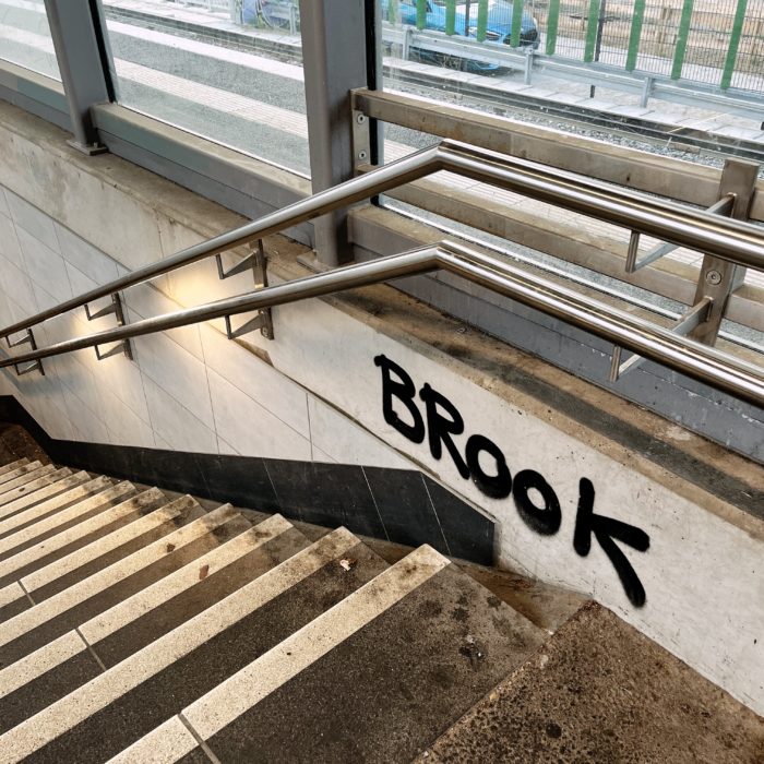 Das gesprühte Wort "Brook" an der S-Bahnstation Rothenburgsort
