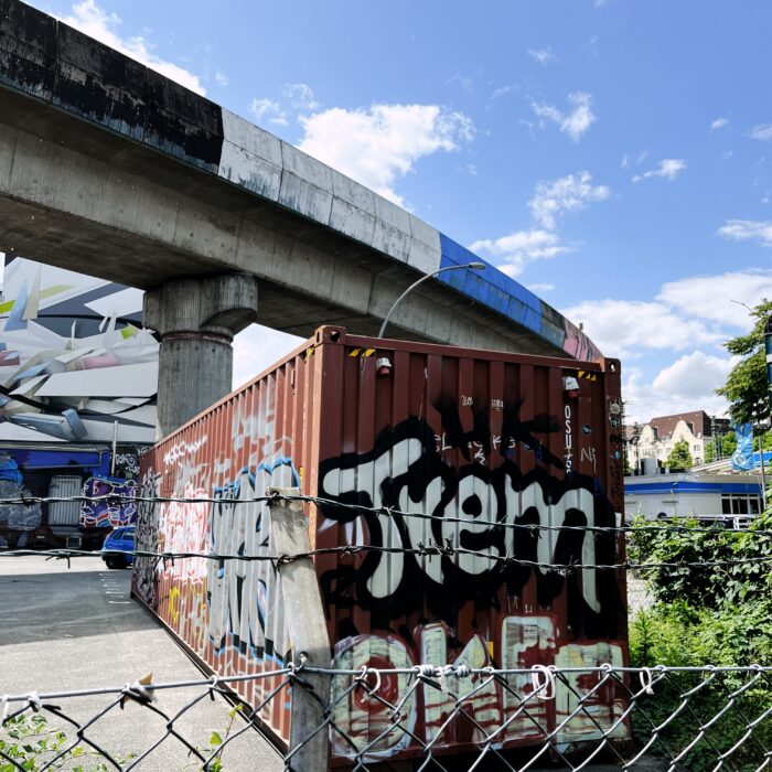 Ein abgestellter, besprühter Container unter dem S-Bahn-Viadukt in Hammerbrook