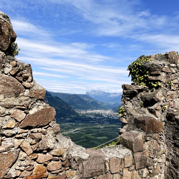Blick von der Ruine der Burg Hochepppan in die Landschaft