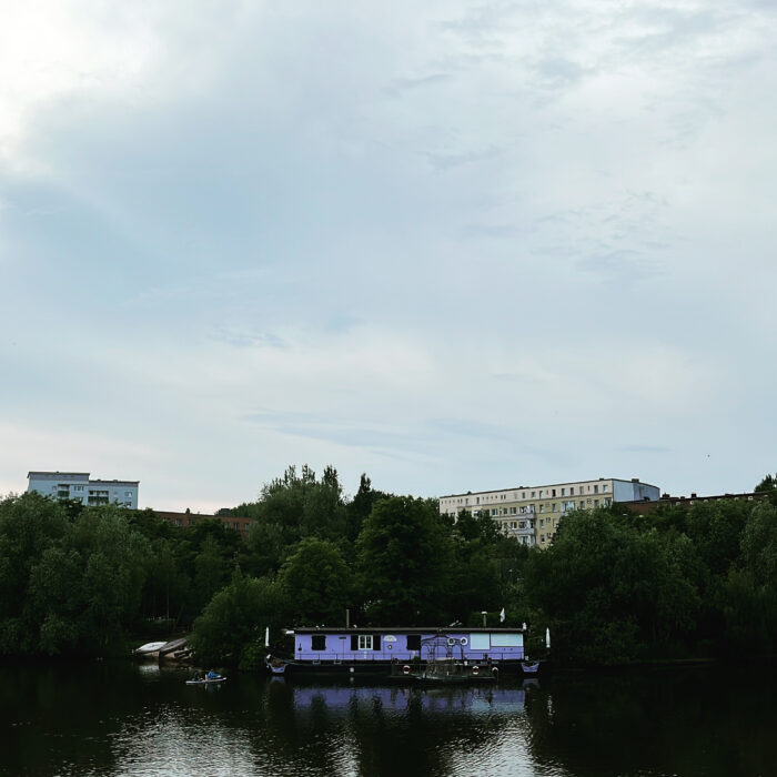 Ein lilafarbenes Hausboot auf der Bille