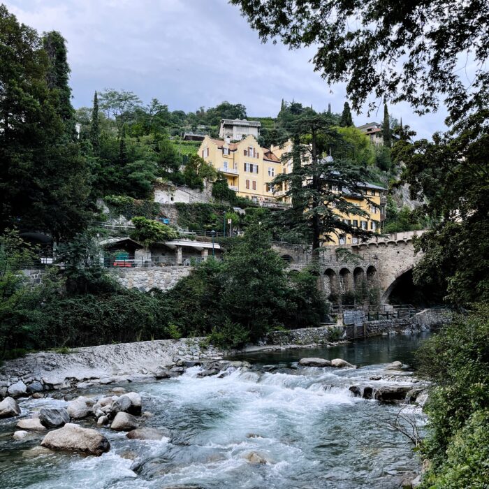 Blick auf den steinernen Steg in Meran von der Sommerpromenade aus