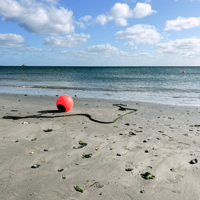 Ein angespülter Fender am Strand der Düne vor Helgoland