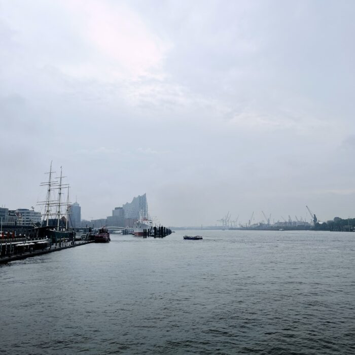 Blick über die Elbe Richtung Elphie, vom Deck des Katamarans nach Helgoland aus aufgenommen