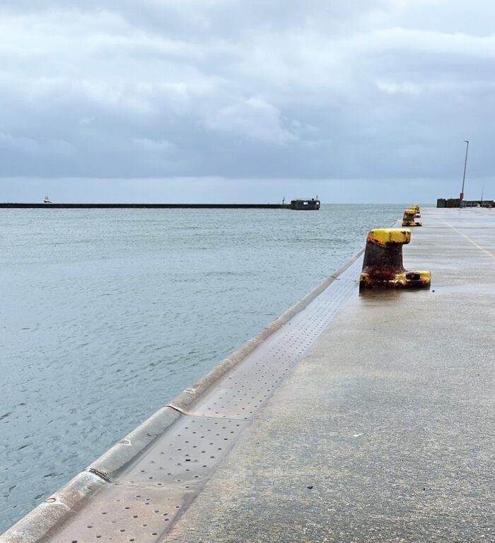 Die Kaimauer am Hafen von Helgoland, Blick aufs offene Meer, ein sehr graublaues Bild
