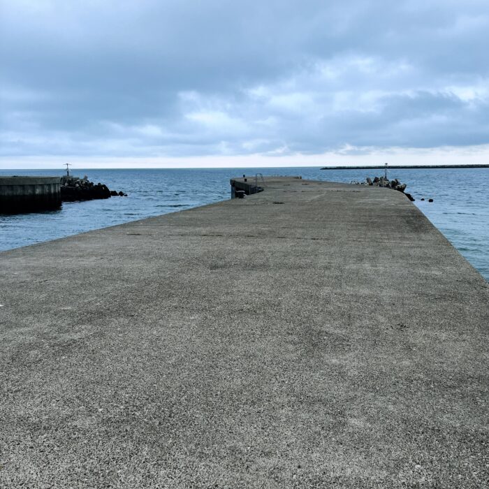 Eine Mole am Hafen von Helgoland