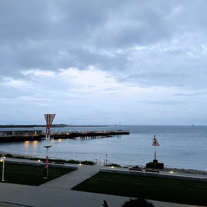 Der Südstrand von Helgoland in graublauem Morgenlicht
