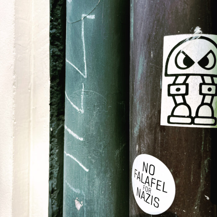 Ein Aufkleber an einem Fallrohr: No Falafel for Nazis
