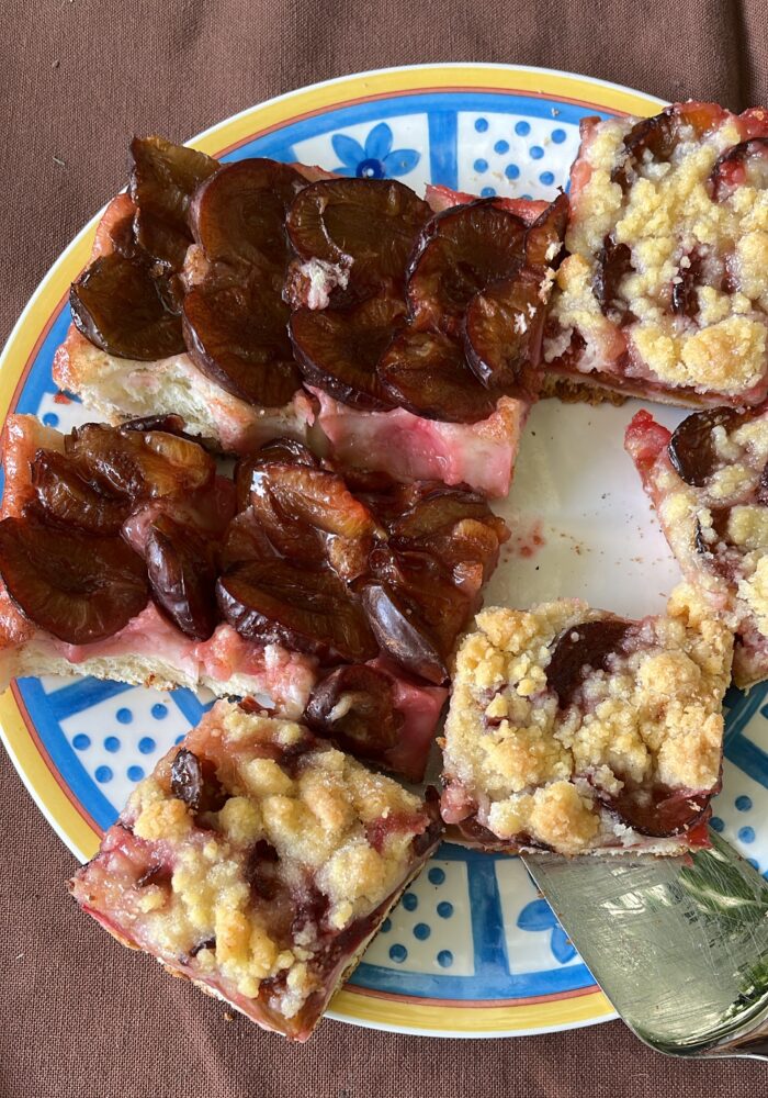 Pflaumenkuchen mit und ohne Streusel auf einem Teller