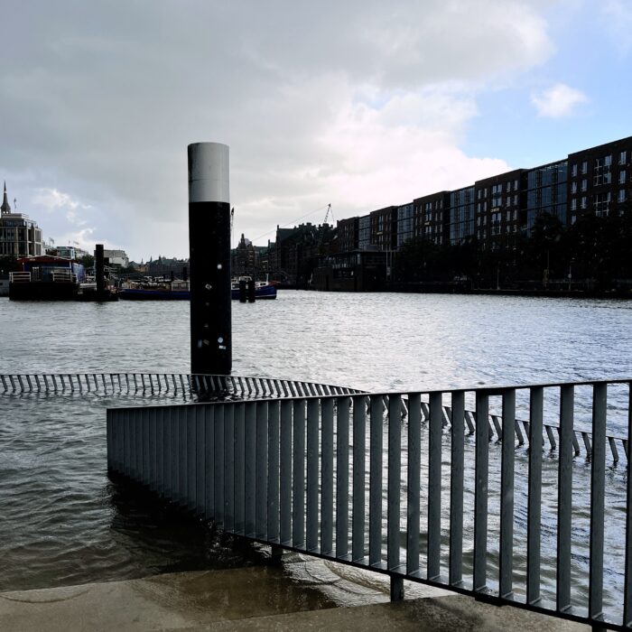 Ein tiefliegender Weg im Hafen, der im Hochwasser untergeht
