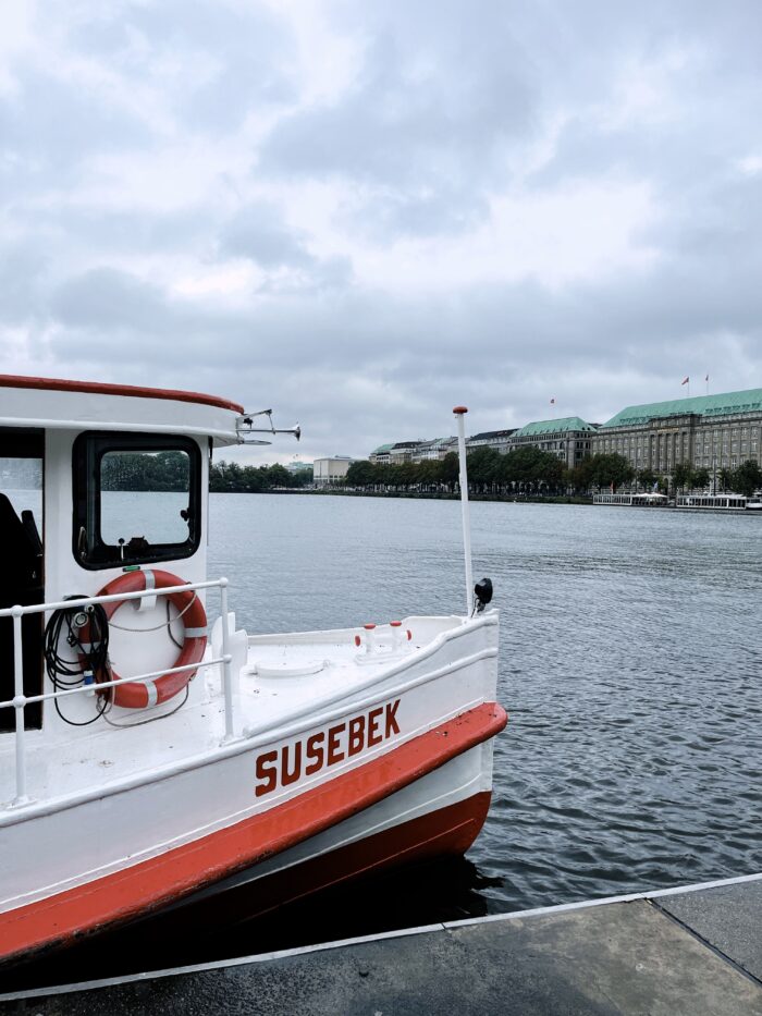Der Bug eines Schiffres der weißen Flotte auf der Alster, aufgenommen vom Jungfernstieg aus, man sieht den Namen des Schiffes: Susebek.