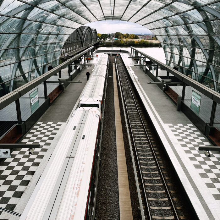 Blick auf die U-Bahngleise an den Elbbrücken, man sieht, wie die Gleise kurz vorm Wasser enden