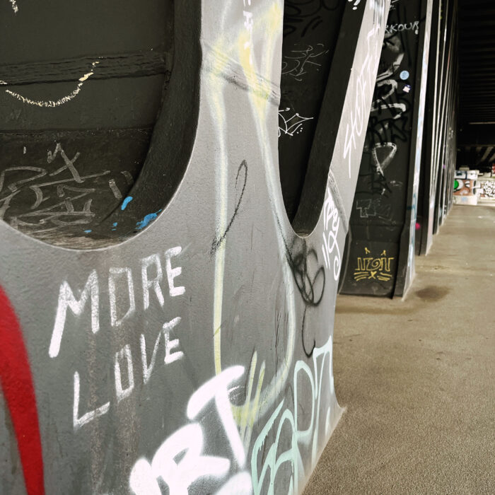 Ein Graffiti an der Oberhafenbrücke: More Love