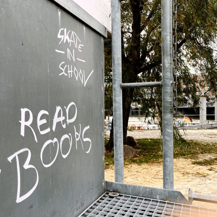 Ein Graffiti an einem grauen Gestänge im Hafen: Read Books