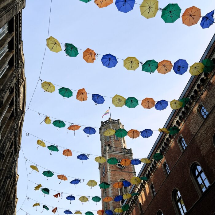 Bunte Regenschirme als Deko über einer Straße in der Hamburger Innenstadt