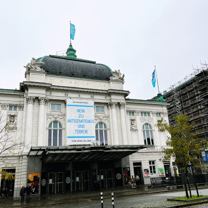 Ein großes Banner am Schauspielhaus: Nein zu Antisemitismus und Terror - ohne wenn und aber