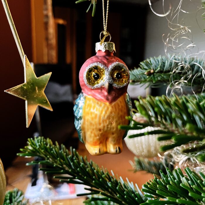 Eine bunte Eule als Christbaumanhänger