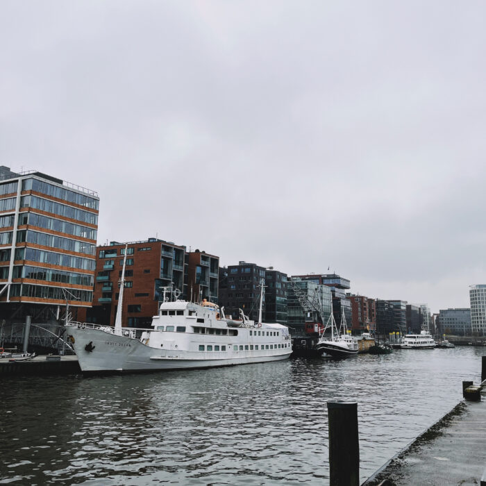 Alte Schiffe vor neuen Bauten in der Hafencity