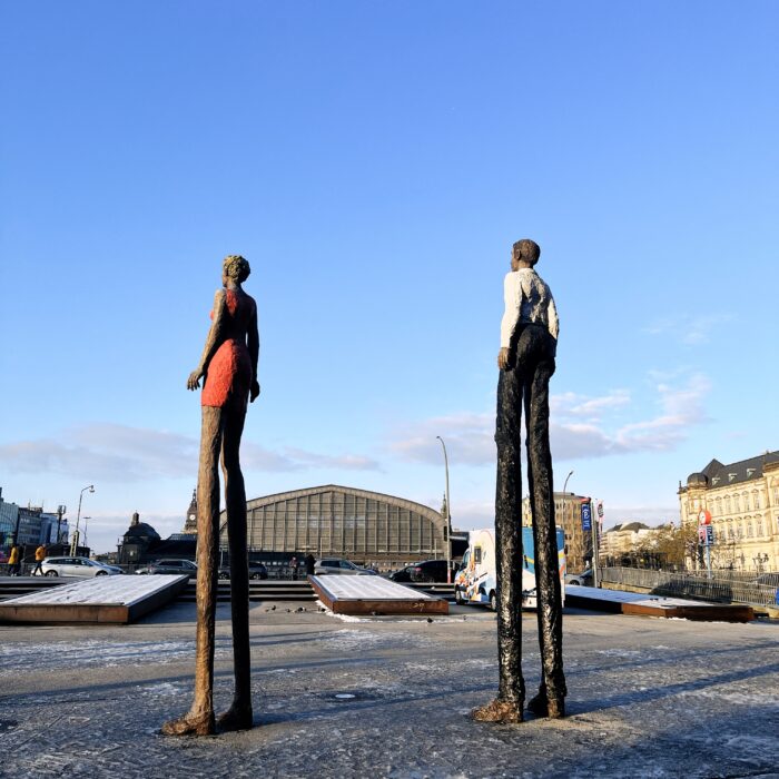 Die großen Skulpturen "Mann und Frau" vor der Zentralbücherei