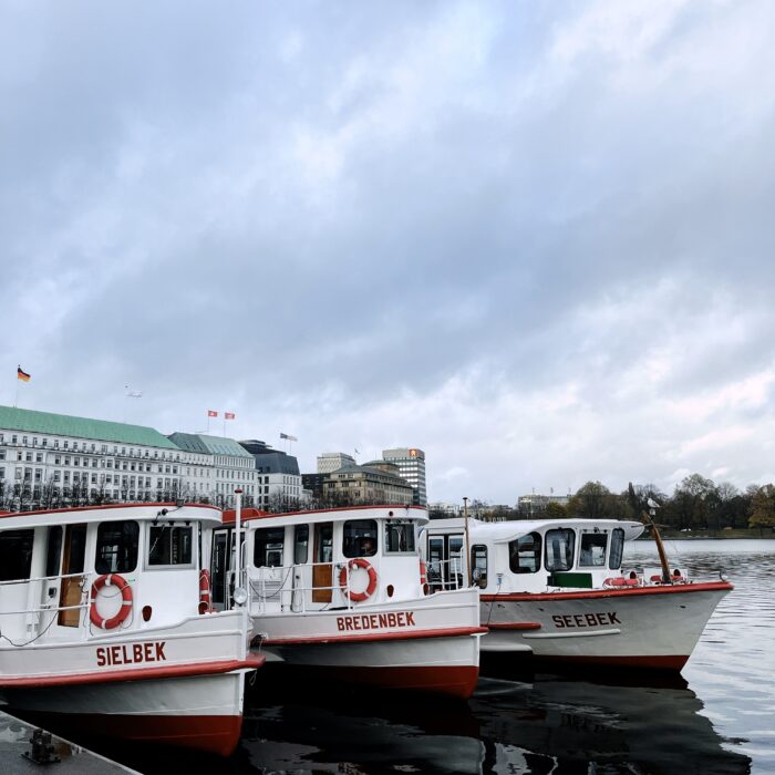 Drei Schiffe der weißen Flotte am Anleger Jungfernstieg