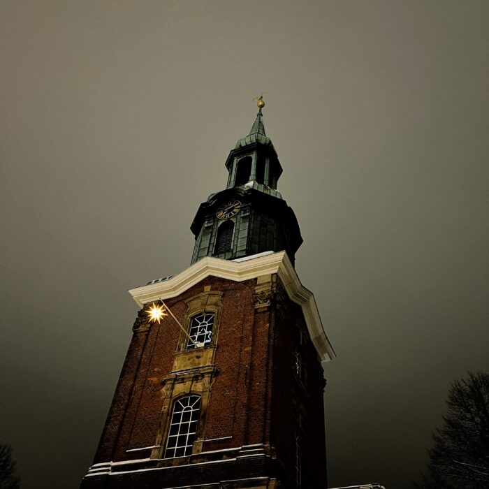 Der Turm der Dreieinigkeitskirche in St. Georg bei Nacht