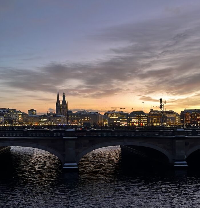Abendblick von der Kennedy-Brücke in Richtung Jungfernstieg