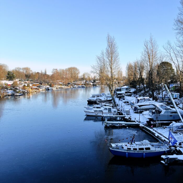 Blick über das Bille-Ufer von der Braunen Brücke aus, winterliches, blauweißes Licht