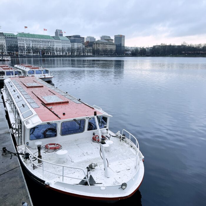 Ein Schifff der weißen Flotte am Anleger am Jungfernstieg