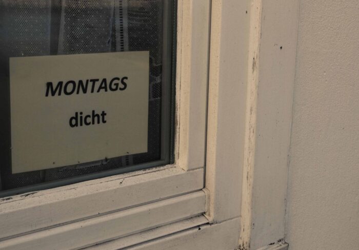 Ein Schild in einem Schaufenster: "Montags dicht"