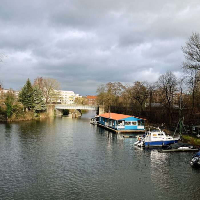 Blick über ein Fleet in Hamburg-Hamm, Boote und ein Hausboot am Ufer