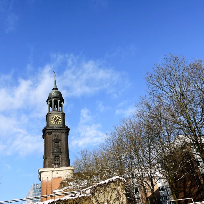 Der Turm des Michels, im Voordergrund etas Schnee auf Mauern