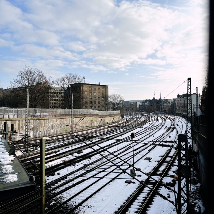 Aus dem Hauptbahnhof in Richtung Berliner Tor herausführende Schienen, Schnee dazwischen