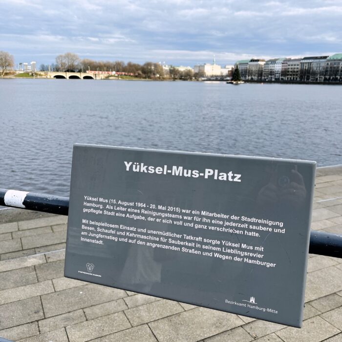 Das Hinweis-Schild auf den Yüksel-Mus-Platz, der Text wird im Blogartikel zitiert.