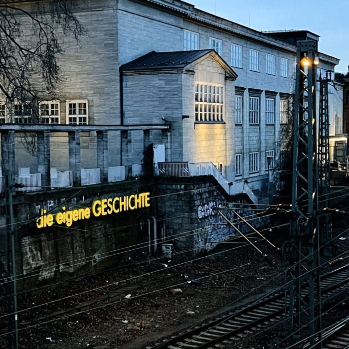 "Die eigene Geschichte" - eine gelbleuchtende Schriftinstallation an der Hamburger Kunsthalle