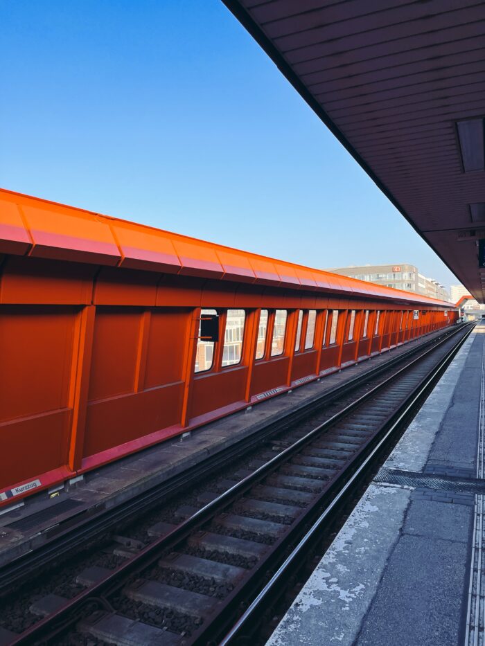 Die rote Außenbegrenzung des Bahnsteigs Hammerbrook im Sonnenschein