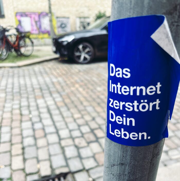 Ein Aufkleber an einem Verkehrsschildmast: Das Internet zerstört dein Leben