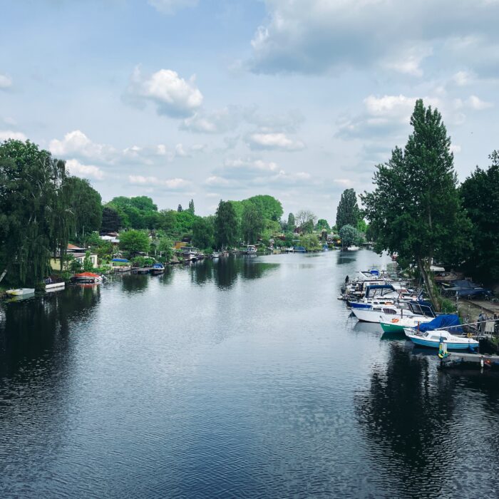 Die Bille an der Billerhuder Insel, Boote an den Ufern