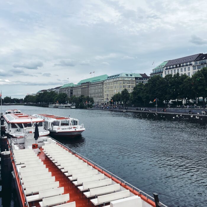 Alsterboote der weißen Flotte am Anleger Jungfernstieg