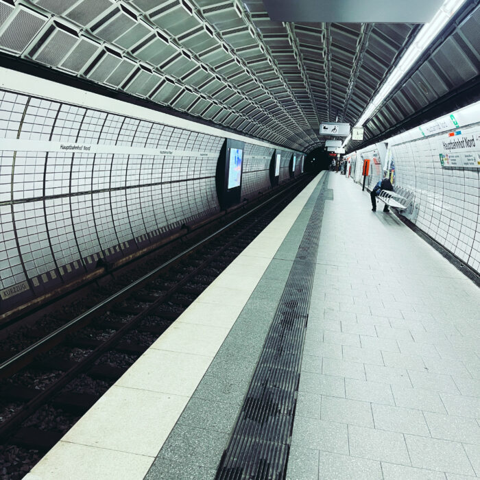 Ein U-Bahnsteig im Hauptbahnhof, Blick in die Röhre des Tunnels