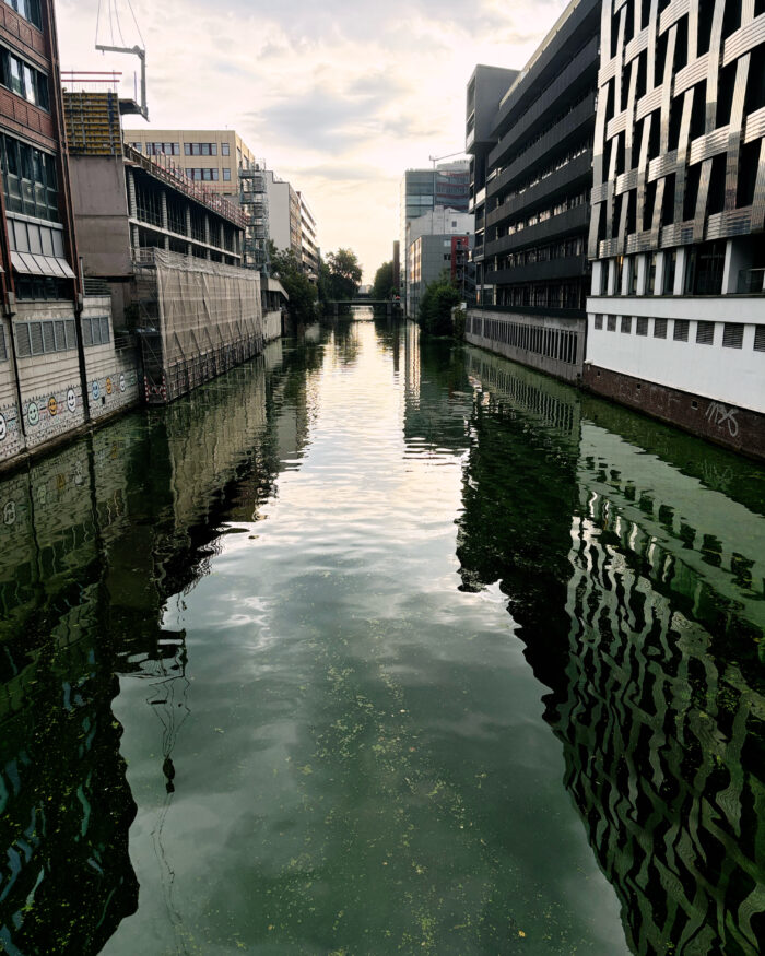 Blick auf den Mittelkanal in Hammerbrook, die mit Bürogebäuden bebauten Ufer