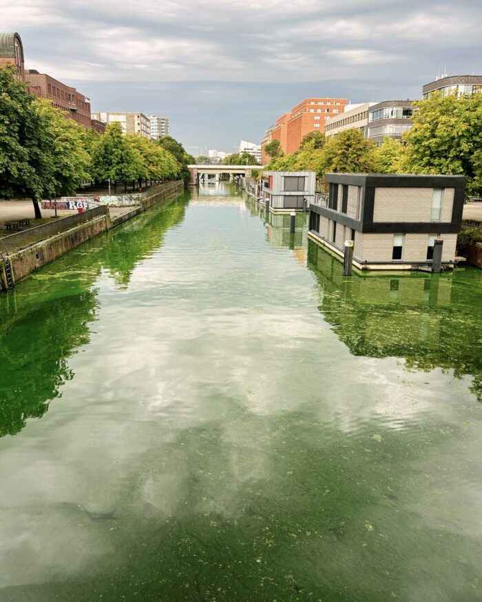 Der Mittelkanal in Hammerbrook, am rechten Ufer moderne Hausboote