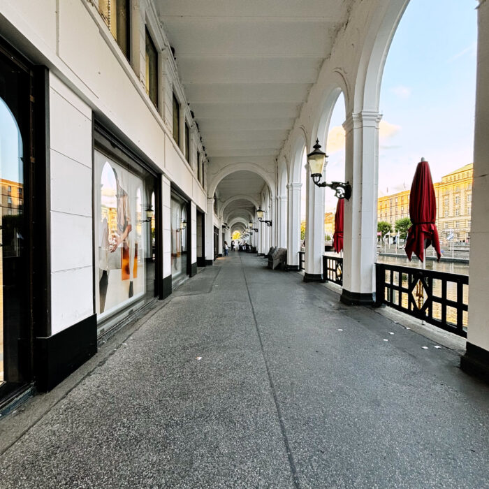Blick durch die Rathausarkaden, in denen gerade kein Menschengewimmel ist