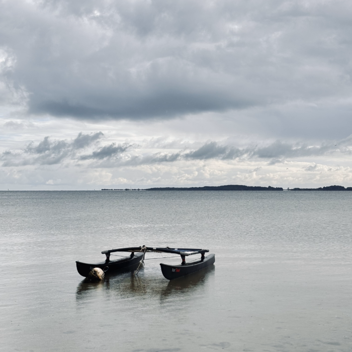 Ein still liegender Katamaran auf der Ostsee vor Steinberghaff
