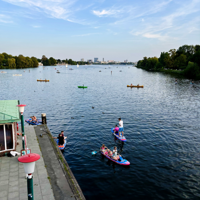 Blick von der Krugkoppelbrücke auf die belebte Außenalster, etliche Boote, Freizeitvergnügen.
